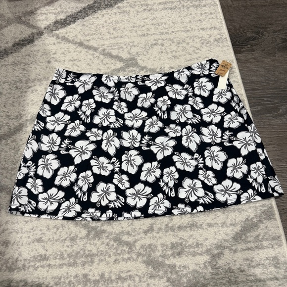 NWT Victoria Secret PINK Black and White Floral Swim Skirt - Picture 3 of 12